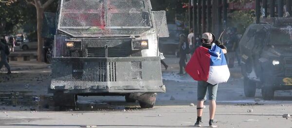 La Policía usa cañones de agua para dispersar a los manifestantes chilenos - Sputnik Mundo