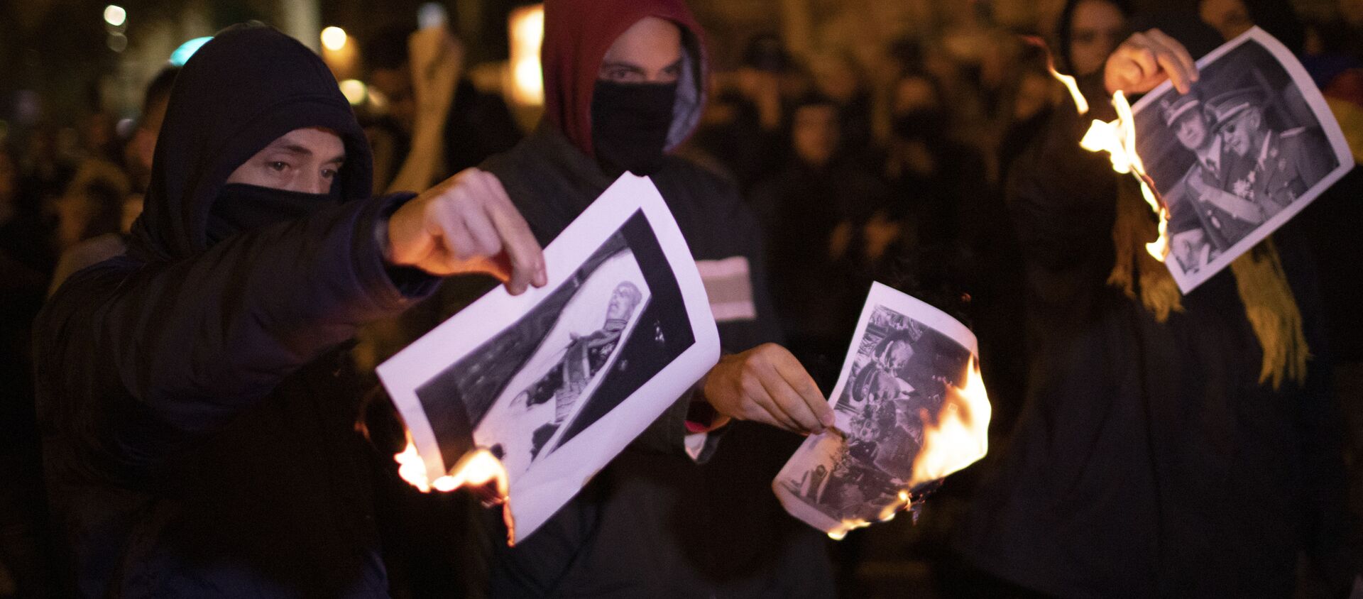 La gente quema las fotos de Francisco Franco - Sputnik Mundo, 1920, 14.11.2019