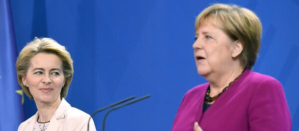 La nueva presidenta de la Comisión Europea, Ursula von der Leyen, y la canciller alemana, Angela Merkel - Sputnik Mundo