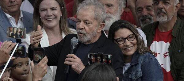 El expresidente brasileño Lula da Silva y su novia Rosangela da Silva - Sputnik Mundo