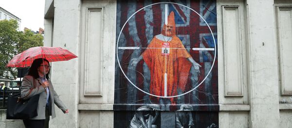 Grafiti con un retrato de Julian Assange - Sputnik Mundo