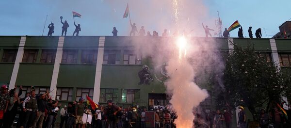 Opositores y policías en Cochabamba - Sputnik Mundo
