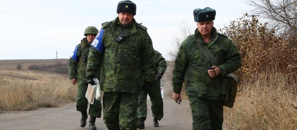 Miembros del Centro para el control y la coordinación del alto el fuego en Donbás Miembros del Centro para el control y la coordinación del alto el fuego en Donbás - Sputnik Mundo