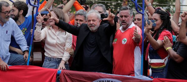 Lula se dirige a sus seguidores antes de su gira por Brasil - Sputnik Mundo
