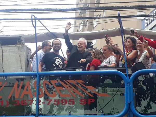 Lula se da su primer baño de masas y acusa a Bolsonaro de gobernar para la milicia - Sputnik Mundo