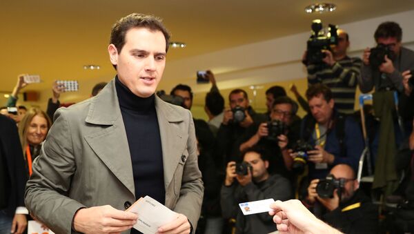 El líder de Ciudadanos, Albert Rivera, vota en las elecciones generales de España el 10 de noviembre - Sputnik Mundo