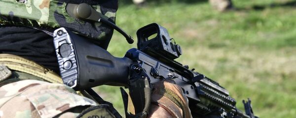 Un militar ruso con un fusil Kalashnikov - Sputnik Mundo