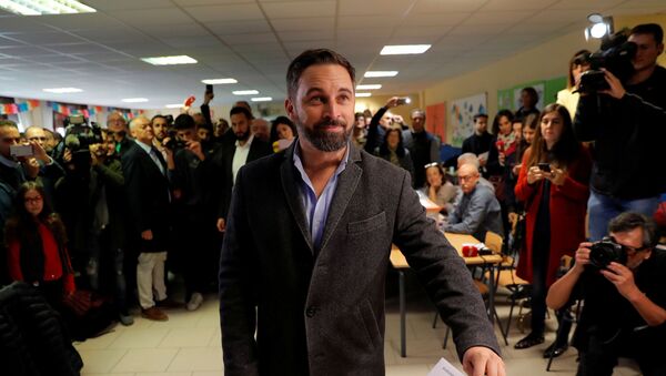 El líder el partido español de extrema derecha Vox vota en las elecciones generales del 10 de noviembre - Sputnik Mundo