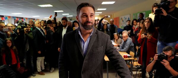 El líder el partido español de extrema derecha Vox vota en las elecciones generales del 10 de noviembre - Sputnik Mundo