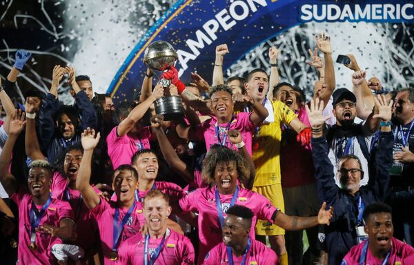 Desfiles de lencería, festivales y una fiesta popular rusa: las fotos más impresionantes de la semana - Sputnik Mundo