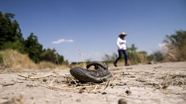 Silvia Ortiz, madre de Fanny Sánchez Viesca, detrás de un zapato de niña, busca restos humanos en diferentes puntos de Coahuila Silvia Ortiz, madre de Fanny Sánchez Viesca, detrás de un zapato de niña, busca restos humanos en diferentes puntos de Coahuila - Sputnik Mundo