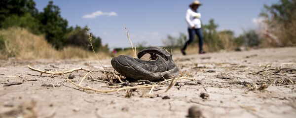 Silvia Ortiz, madre de Fanny Sánchez Viesca, detrás de un zapato de niña, busca restos humanos en diferentes puntos de Coahuila - Sputnik Mundo