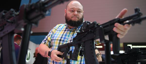 Un hombre sostiene el nuevo misil AK-12 - Sputnik Mundo