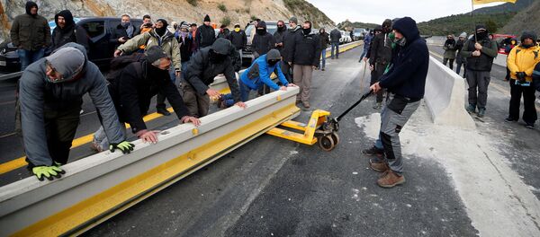 Un grupo de independentistas catalanes corta la frontera entre España y Francia - Sputnik Mundo