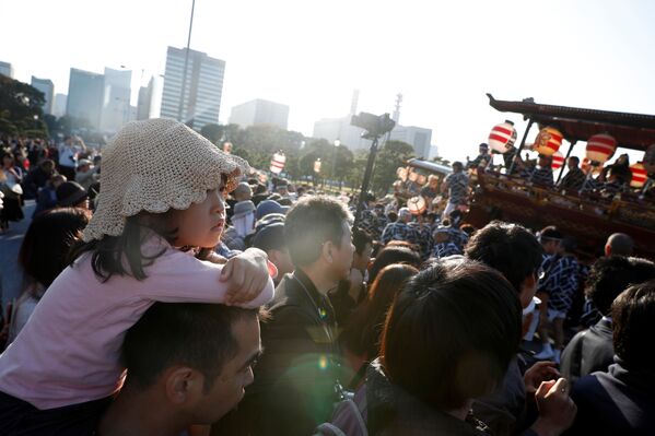 Tokio celebra la ascensión al trono del emperador de Japón con un desfile - Sputnik Mundo