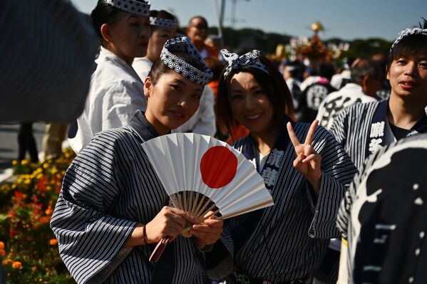 Tokio celebra la ascensión al trono del emperador de Japón con un desfile - Sputnik Mundo