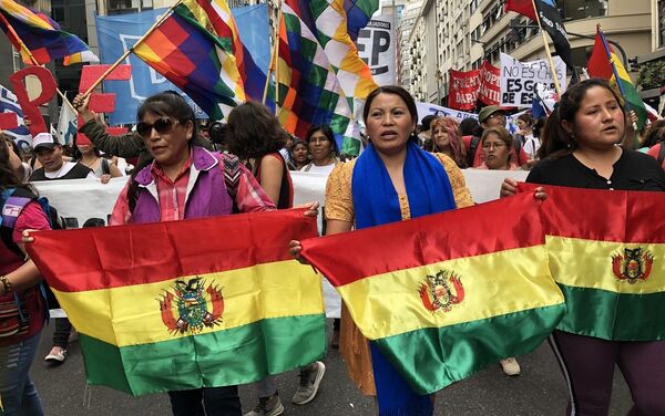 Sandra Carreño (centro), secretaria general de la La Confederación Nacional de Mujeres Campesinas Indígenas Originarias de Bolivia - Bartolina Sisa, en Argentina - Sputnik Mundo