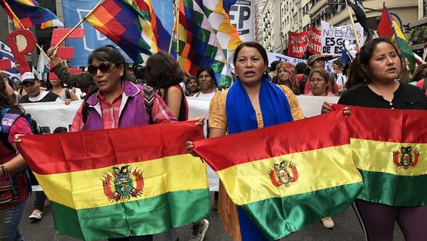 Sandra Carreño (centro), secretaria general de la La Confederación Nacional de Mujeres Campesinas Indígenas Originarias de Bolivia - Bartolina Sisa, en Argentina - Sputnik Mundo