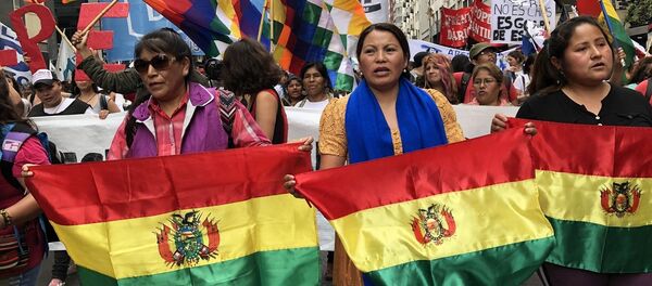Sandra Carreño (centro), secretaria general de la La Confederación Nacional de Mujeres Campesinas Indígenas Originarias de Bolivia - Bartolina Sisa, en Argentina - Sputnik Mundo