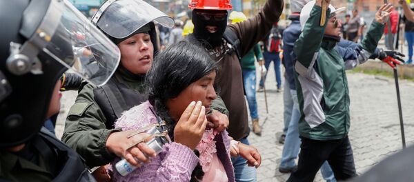 Mujer detenida por la policía durante los choques entre manifestantes a favor de Evo Morales y manifestantes de la oposición en La Paz - Sputnik Mundo