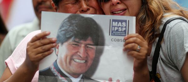 Bolivianas lamentan la renuncia del expresidente Evo Morales  - Sputnik Mundo