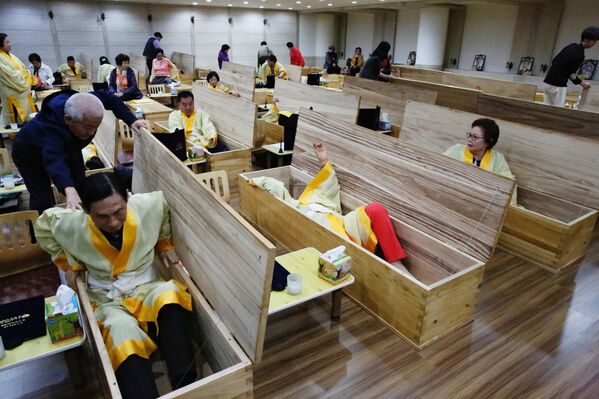 El país donde ‘enterrar’ a la gente viva está de moda - Sputnik Mundo