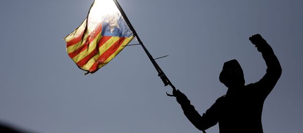 Un manifestante con la bandera independentista catalana - Sputnik Mundo
