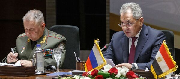 El ministro de Defensa de Rusia, Serguéi Shoigú, y su homólogo de Egipto, Mohamed Zaki - Sputnik Mundo