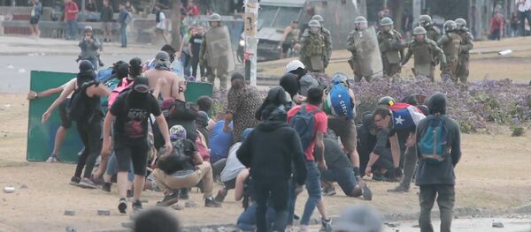 Los manifestantes y la Policía vuelven a enfrentarse en las calles chilenas  - Sputnik Mundo