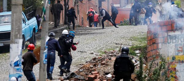Manifestantes en apoyo a Evo Morales se enfrentan a defensores de la oposición en una calle de La Paz, Bolivia - Sputnik Mundo