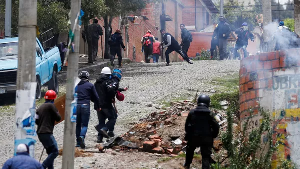 Manifestantes en apoyo a Evo Morales se enfrentan a defensores de la oposición en una calle de La Paz, Bolivia - Sputnik Mundo