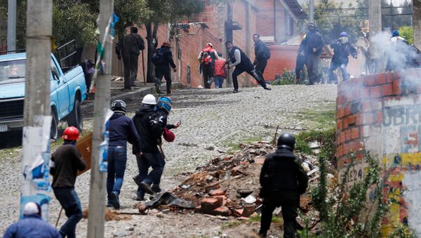 Manifestantes en apoyo a Evo Morales se enfrentan a defensores de la oposición en una calle de La Paz, Bolivia - Sputnik Mundo