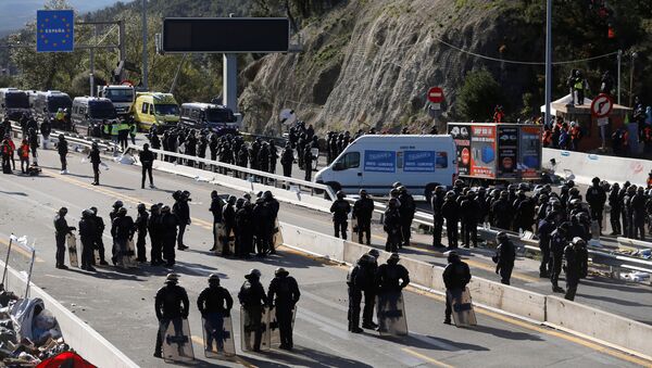 La Policía española en la carretera AP-7 en la frontera con Francia La Policía española en la carretera AP-7 en la frontera con Francia - Sputnik Mundo