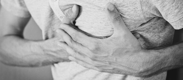 Un hombre con las manos en el pecho - Sputnik Mundo