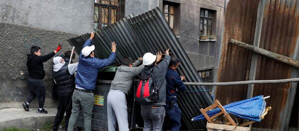Manifestantes intentan instalar una barricada en una calle de La Paz, Bolivia - Sputnik Mundo