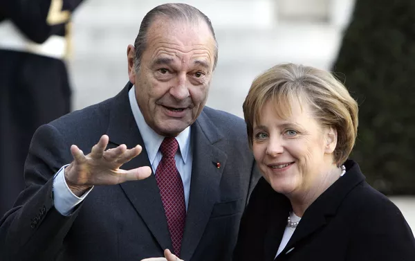 Angela Merkel junto al expresidente de Francia Jacques Chirac, tras asumir la presidencia de Alemania en noviembre de 2005 Angela Merkel junto al expresidente de Francia Jacques Chirac, tras asumir la presidencia de Alemania en noviembre de 2005 - Sputnik Mundo
