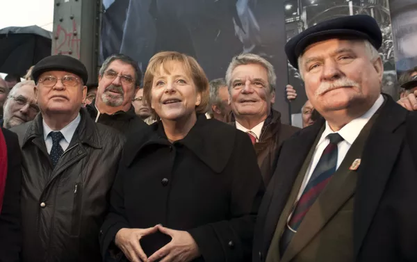 Angela Merkel durante las conmemoraciones por los 20 años de la caída del Muro de Berlín Angela Merkel durante las conmemoraciones por los 20 años de la caída del Muro de Berlín - Sputnik Mundo