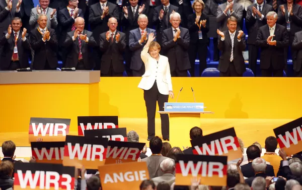 La canciller alemana, Angela Merkel, recibe aplausos de los miembros del partido demócrata cristiano en 2009 La canciller alemana, Angela Merkel, recibe aplausos de los miembros del partido demócrata cristiano en 2009 - Sputnik Mundo