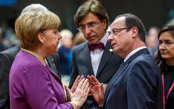 La canciller alemana, Angela Merkel en diálogo con el expresidente de Francia, Francois Hollande, en Bruselas La canciller alemana, Angela Merkel en diálogo con el expresidente de Francia, Francois Hollande, en Bruselas - Sputnik Mundo