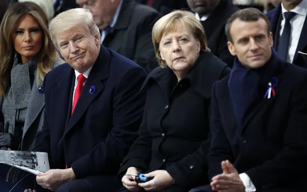 El presidente de los Estados Unidos, Donald Trump, la canciller alemana, Angela Merkel, y el presidente de Francia, Emmanuel Macron, durante una ceremonia en el Arco del Triunfo de París El presidente de los Estados Unidos, Donald Trump, la canciller alemana, Angela Merkel, y el presidente de Francia, Emmanuel Macron, durante una ceremonia en el Arco del Triunfo de París - Sputnik Mundo