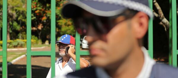 Un policía cerca del muro de la Embajada de Venezuela en Brasilia - Sputnik Mundo