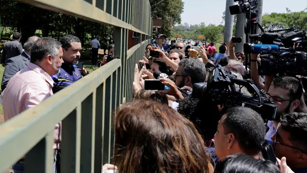 Tensión en la Embajada de Venezuela en Brasilia - Sputnik Mundo