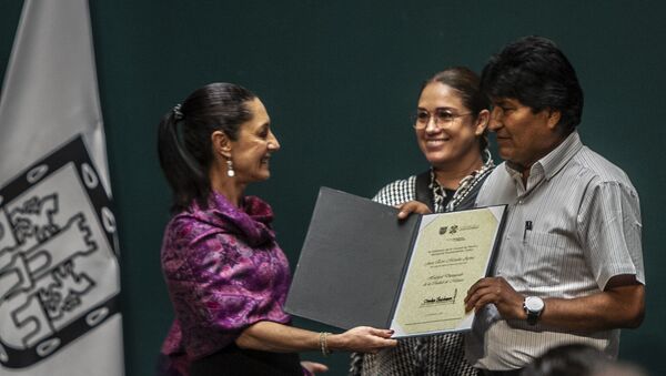 Evo Morales Ayma, expresidente de Bolivia, es reconocido como 'Huésped distinguido' de ciudad de México de parte de la jefa de gobierno, Claudia Sheinbaum, el 13 de noviembre de 2019  - Sputnik Mundo