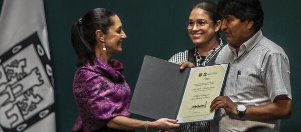 Evo Morales Ayma, expresidente de Bolivia, es reconocido como 'Huésped distinguido' de ciudad de México de parte de la jefa de gobierno, Claudia Sheinbaum, el 13 de noviembre de 2019 Evo Morales Ayma, expresidente de Bolivia, es reconocido como 'Huésped distinguido' de ciudad de México de parte de la jefa de gobierno, Claudia Sheinbaum, el 13 de noviembre de 2019 - Sputnik Mundo