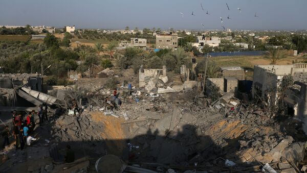 Consecuencias de un bombardeo en la Franja de Gaza - Sputnik Mundo