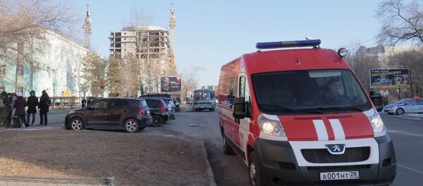 Servicio de emergencias cerca del centro educativo donde se produjo  el tiroteo en la ciudad de Blagovéschensk, en el este de Rusia - Sputnik Mundo