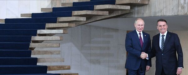 Los presidentes de Rusia y Brasil, Vladímir Putin y Jair Bolsonaro, se encuentran al margen de la cumbre BRICS - Sputnik Mundo