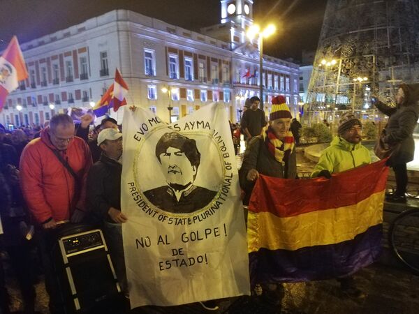 Cerca de dos centenares de personas se manifiestan en Madrid en apoyo a Evo Morales - Sputnik Mundo