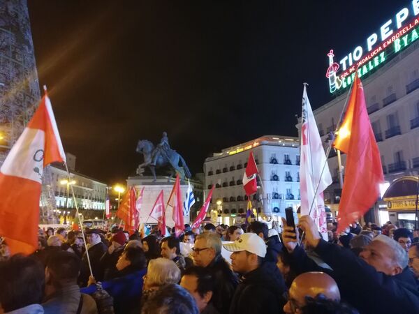 Cerca de dos centenares de personas se manifiestan en Madrid en apoyo a Evo Morales - Sputnik Mundo