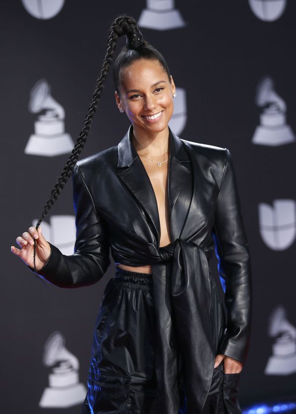 Las más despampanantes artistas de la alfombra roja de los Grammy Latinos  - Sputnik Mundo